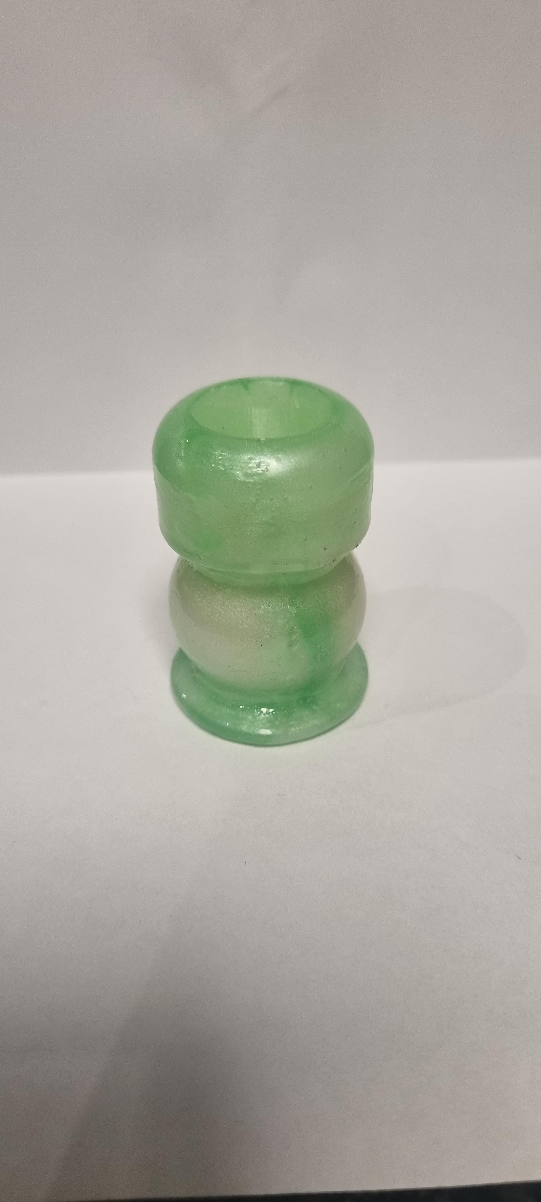 Solid resin cast brush body. (Medium)